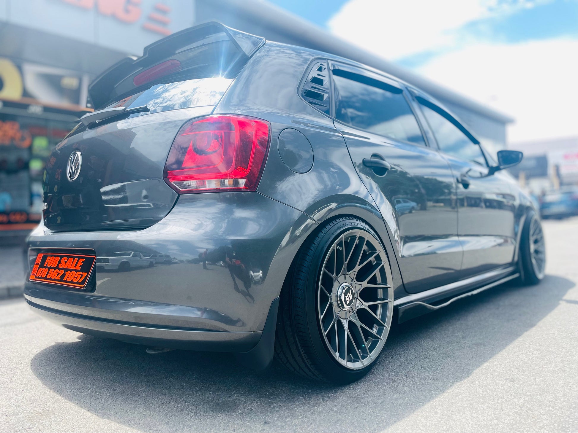 UNIVERSAL SIDE SKIRT GLOSS BLACK WITH WING