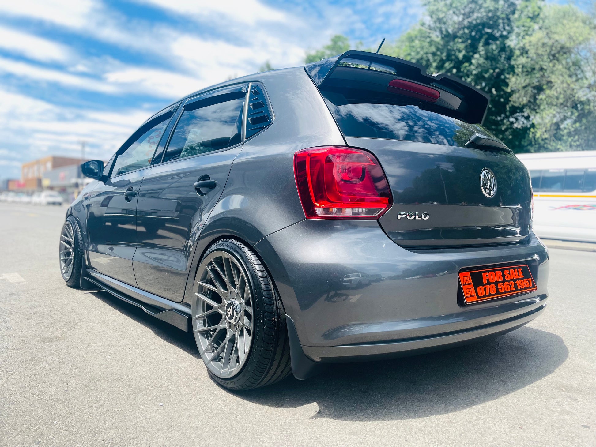 UNIVERSAL SIDE SKIRT GLOSS BLACK WITH WING