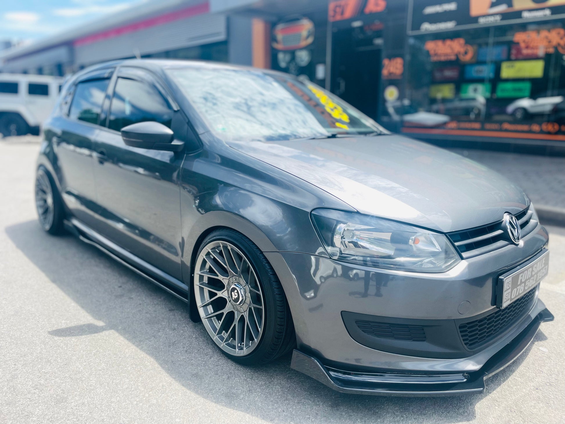 UNIVERSAL SIDE SKIRT GLOSS BLACK WITH WING