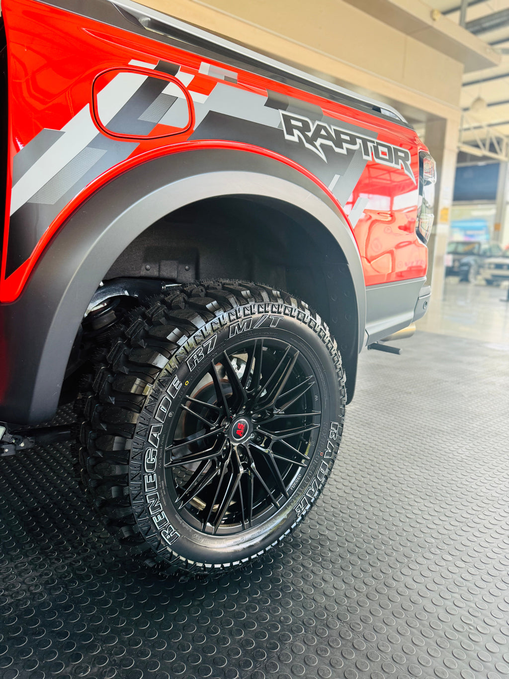 20” 33x12.5 RADAR RENEGADE R7 MUD TERRAIN WHITE LETTER TYRES