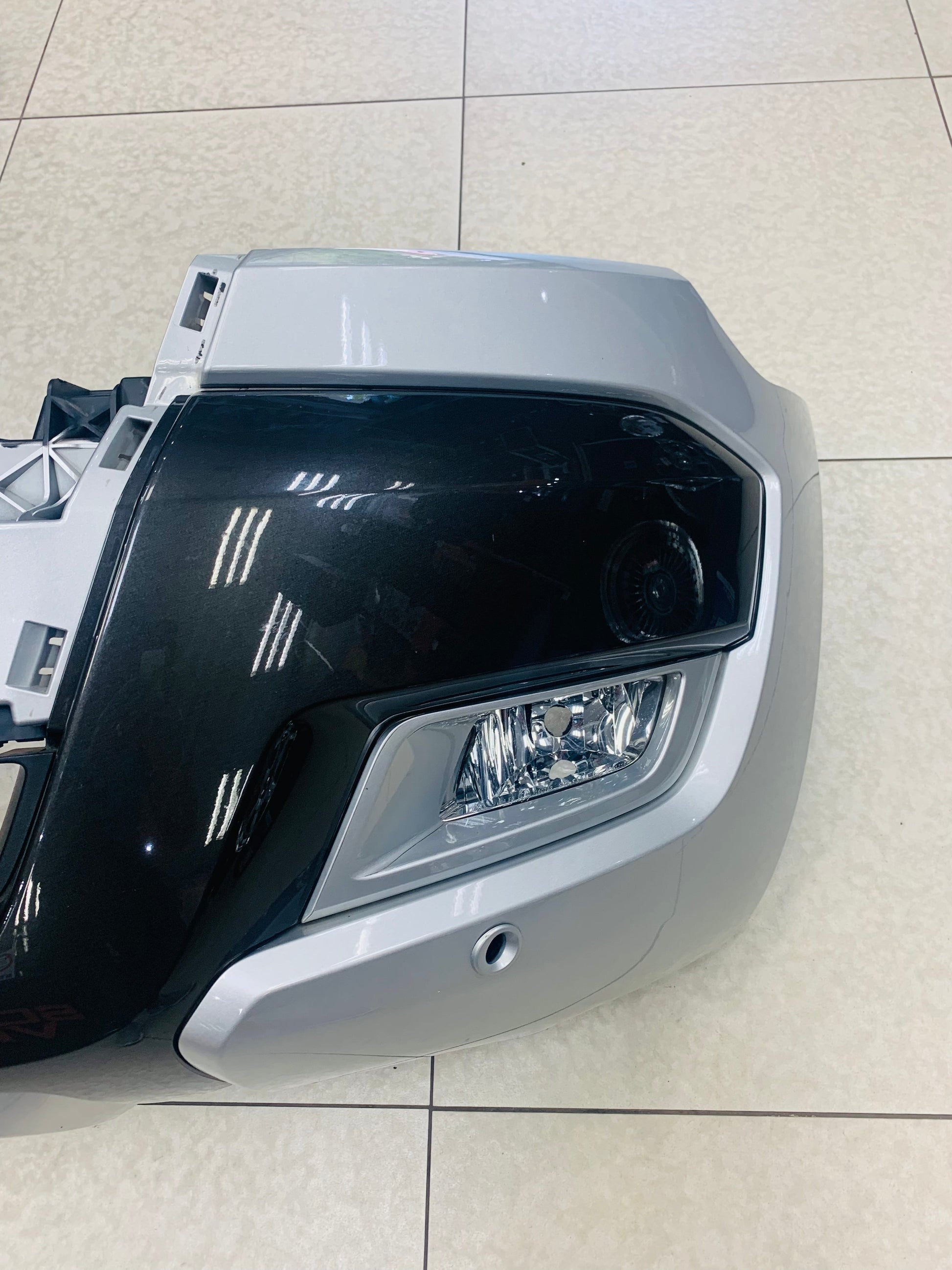 FORD RANGER WILDTRAK OEM FRONT BUMPER WITH FOGS