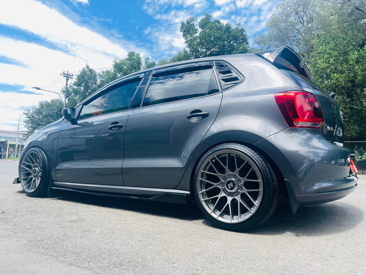 UNIVERSAL SIDE SKIRT GLOSS BLACK WITH WING