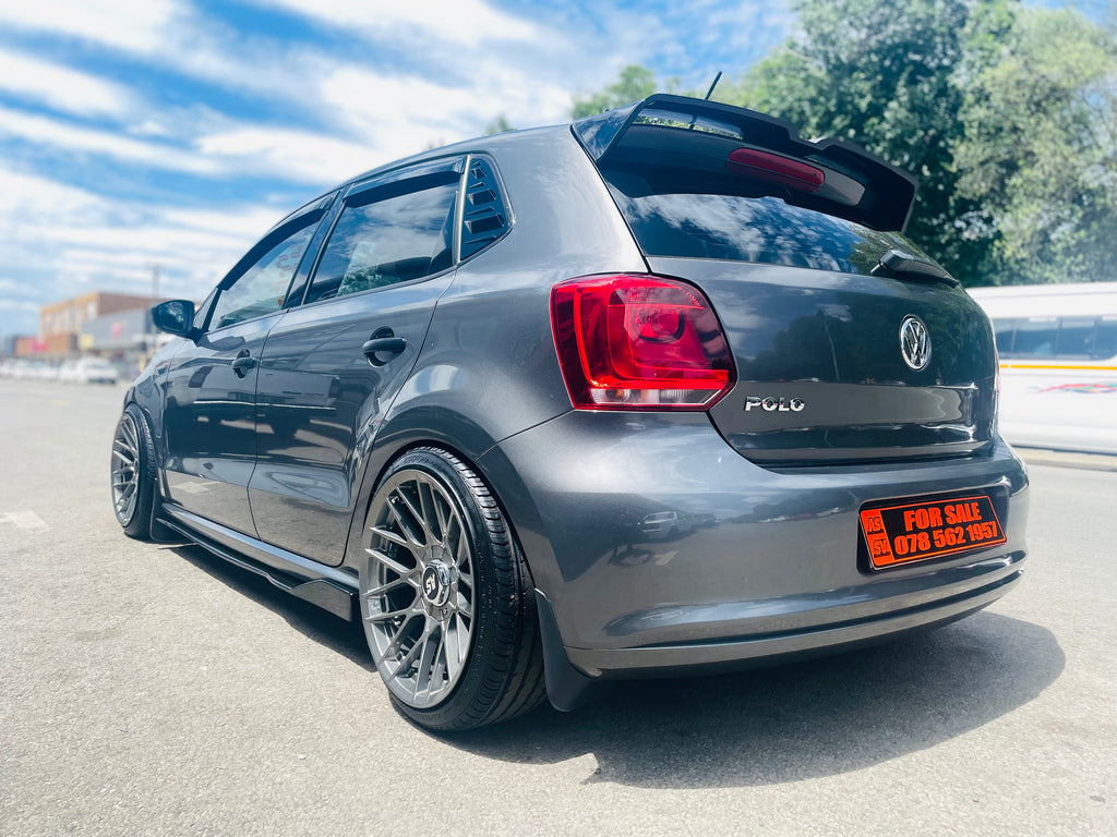 UNIVERSAL SIDE SKIRT GLOSS BLACK WITH WING