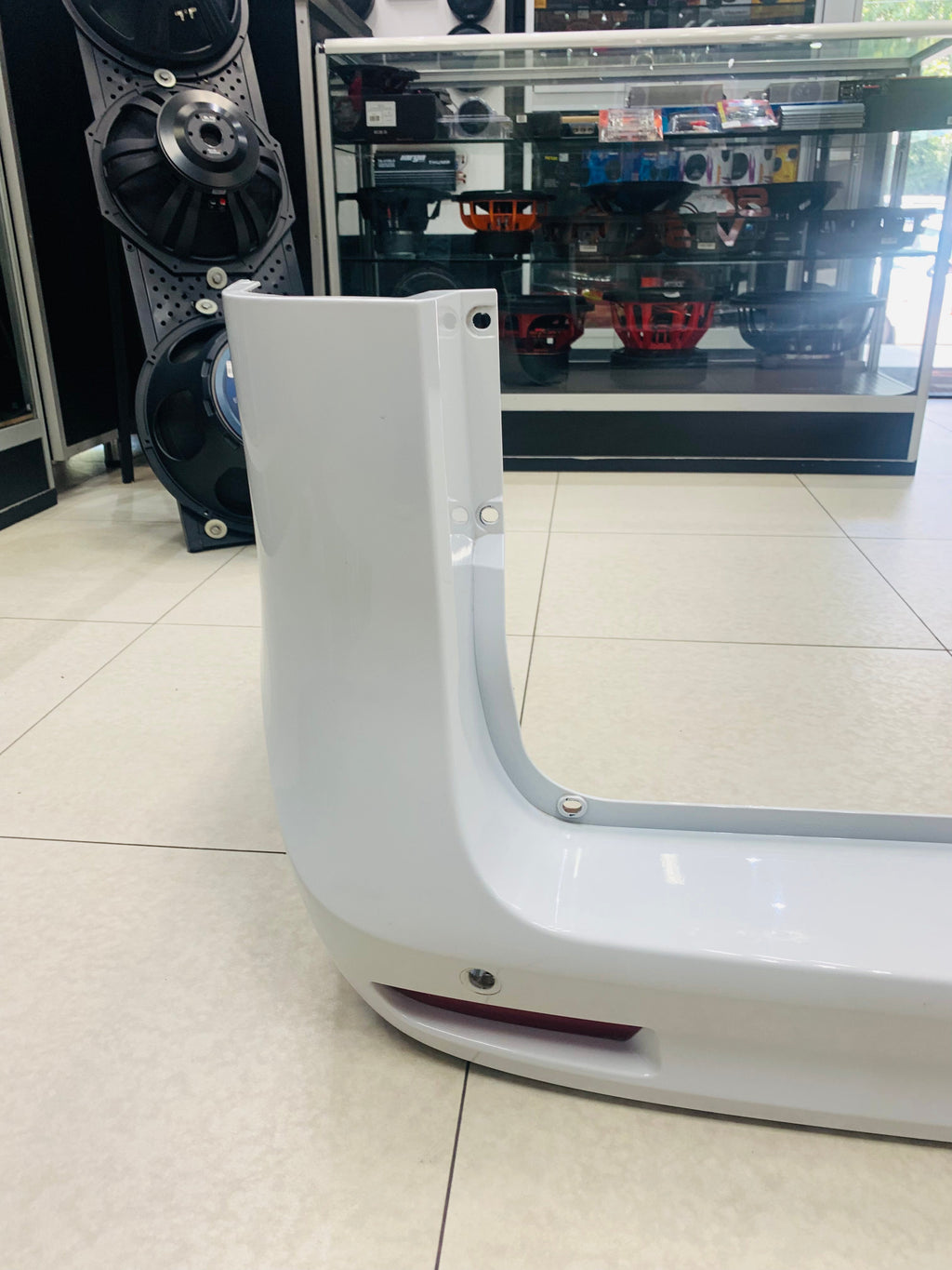 MERCEDES V CLASS OEM PREOWNED REAR BUMPER WHITE