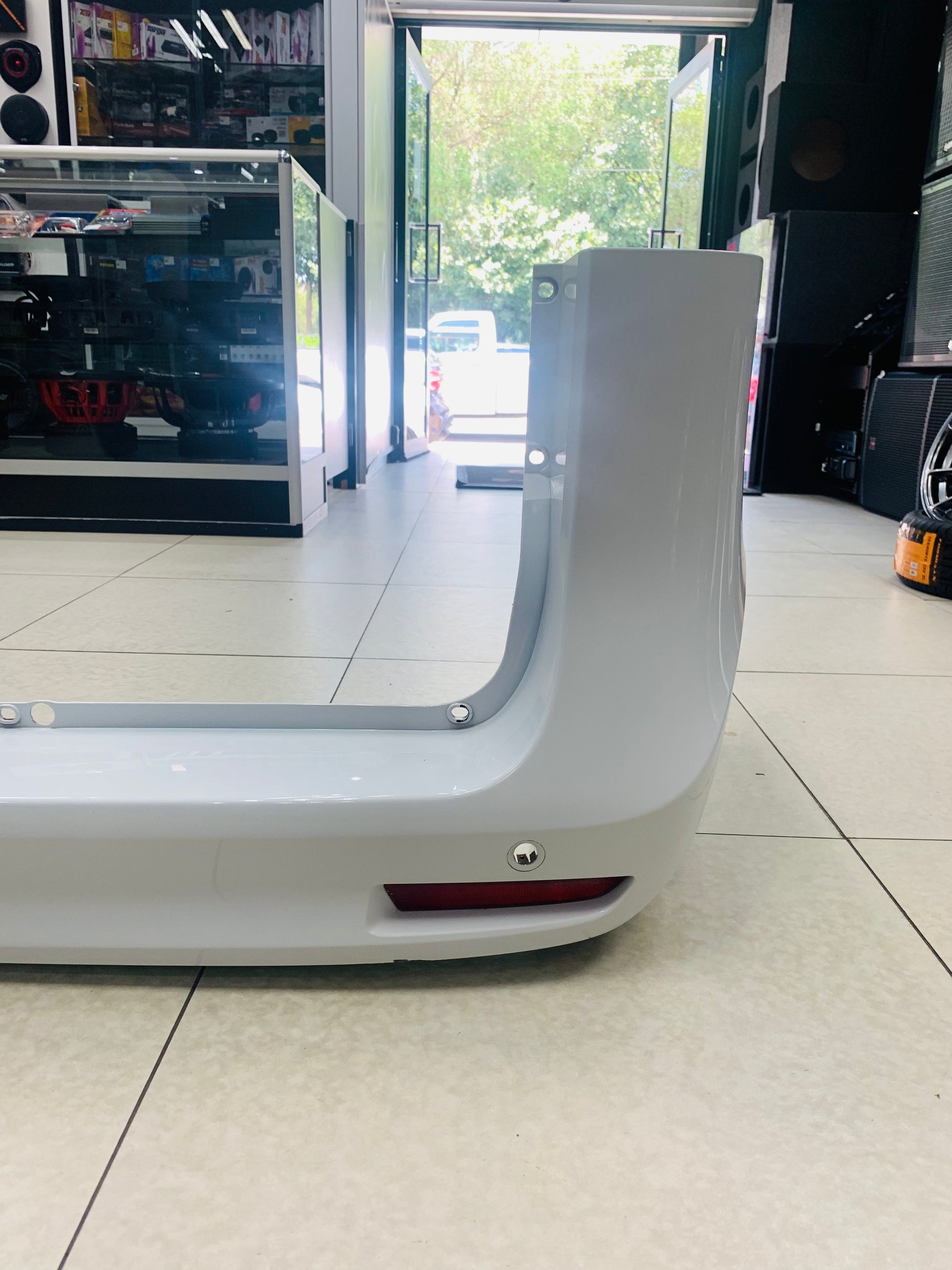 MERCEDES V CLASS OEM PREOWNED REAR BUMPER WHITE